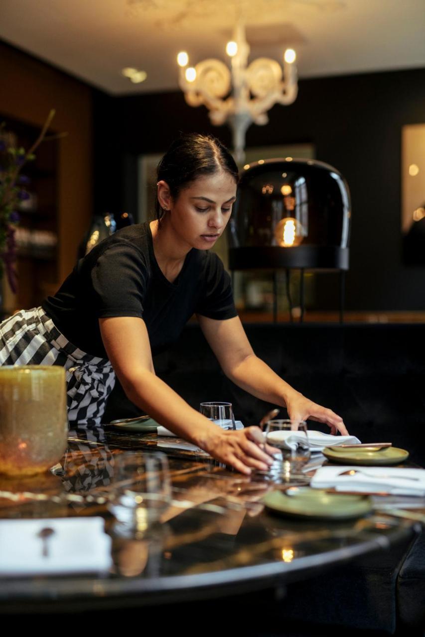 Het Arresthuis Roermond Eksteriør bilde A waitress clearing a table